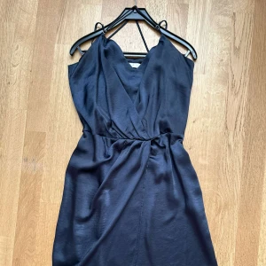 Klänning - Kort festklänning. Pris kan diskuteras.