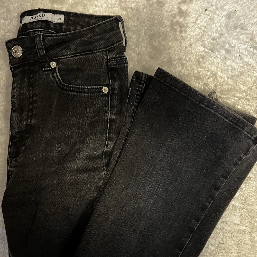 Säljer dessa svart jeans🤍. Jeans & Byxor.