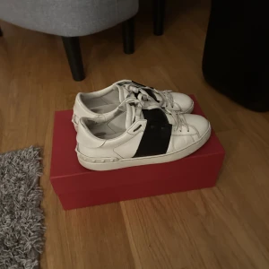 🍾Valentino open🍾 - Tjena säljer nu min riktigt feta valentino skor som har blivit för små skulle säga att dom är i riktigt bra skick. Låda, dustbag ,kvitto och kort medföljer skriv för frågor och funderingar.