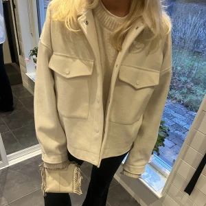 Kort kappa - Enkel vår och höstjacka, storlek XL så skulle säga att den passar xs-xl beroende på önskad passform. Tecken på användning men inga skador