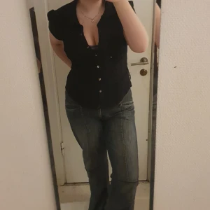 Svart blus - Svart bomullsblus med pärlemors knappa. Lite oldmoney vibs 💕💕