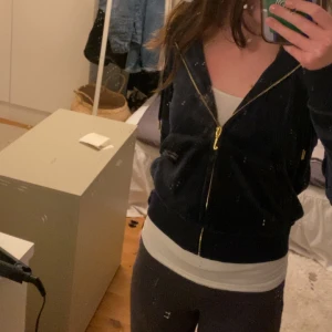 Juicy kofta - Så fin y2k  juicy kofta med guldiga detaljer. Den är knappt använd. Köpte den i Tyskland och tror den är slutsåld❤️Den är mörkblå även fast den ser svart ut. Säljer då den inte kommer till användning ❤️ Storlek S❤️men sitter som xxs💕