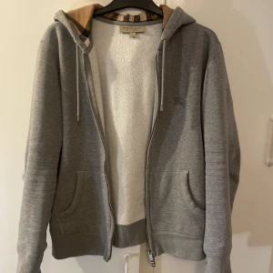 Burberry zip - Säljer nu min extrem sällsynta burberry zip som är svår att få tag. Äkta med kvittot. Skriv Pm för fler bilder och frågor. Pris kan diskuteras