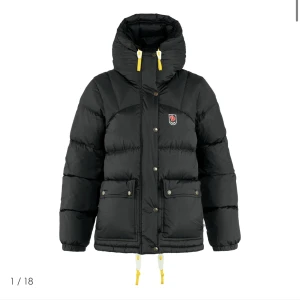 Fjällräven jacka  - Säljer min fjällräven jacka i svart, storlek xxs. Köpte på Plick, använd av henne, men passade inte mig så bra så säljer vidare den! Själv har jag aldrig använt den🤍 Stor i storleken 
