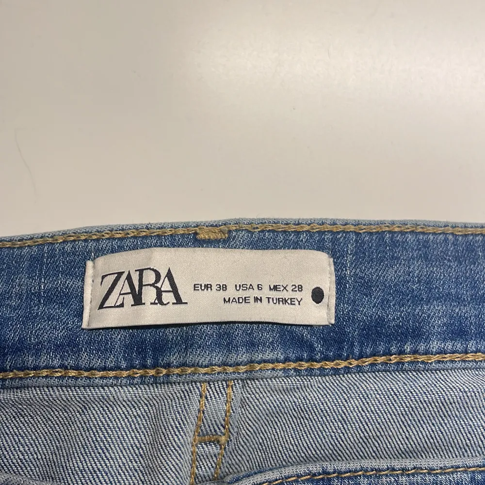 Säljer dessa supersnygga lågmidjade jeans från Zara! Knappt använt så är i väldigt bra skick. Nypris 400 kr💕. Jeans & Byxor.