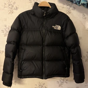 North face jacka - Intressekoll på min jacka jag köpte förra året. Jackan är i bra skick men inte min stil längre. Har haft en vinter en jätte liten defekt på väster fika syns inte alls när man har på dig den❤️Storleken är M men passar S köpte för 3900 säljer för 1300❤️