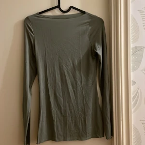 Splitterny intimissimi  - Helt ny intimissimi tröja som bara blivit hängande, endast testad men aldrig buren mer än för testningen. Köpt för 449kr säljs för 350kr. Köparen betalar frakt och kan tänkas sänka tröjan något vid snabb affär. Även kvitto finns