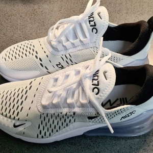 Air Max 270 - Air Max 270 i bra, befintligt skick. Säljes på grund av inköpt fel storlek. Storlek 38 (liten i storlek). Tips att ta en storlek större än vanligt.