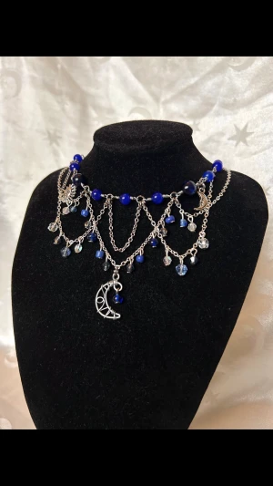 Handgjort halsband  - Måne 🌜  Handgjort halsband med ett handgjort hänge. Kedjor i rostfritt stål. Förlängningskedja finns :) 