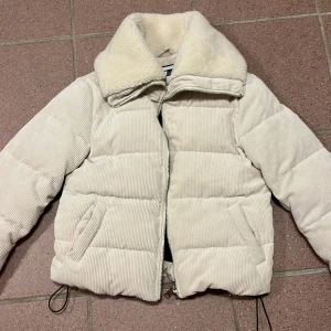 Vinterjacka  - Vinterjacka i manchester tyg storlek xs. Fint skick, använd en gång.