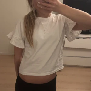 T shirt med volang  - Säljer denna suuuper söta t shirten med volang på ärmarna, bara testad!