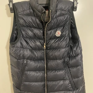 Moncler Iori Gilet - Säljer min moncler väst. Navy. Storlek 2. Cond: 8/10 minimal flaw som knappt syns. Bin: 4000kr