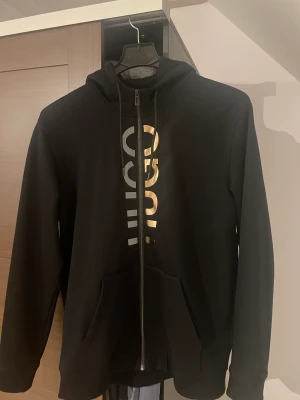 Hugo boss zip hoodie  - Helt ny Hugo boss zip hoodie  Fick i födelsedagspresent men för stor därför säljer jag. Storlek L 