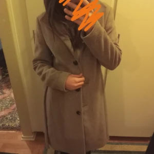 Beige Esprit kappa - Säljer denna beigea Esprit kappan. Den har inga defekter. Köparen står för frakten. 