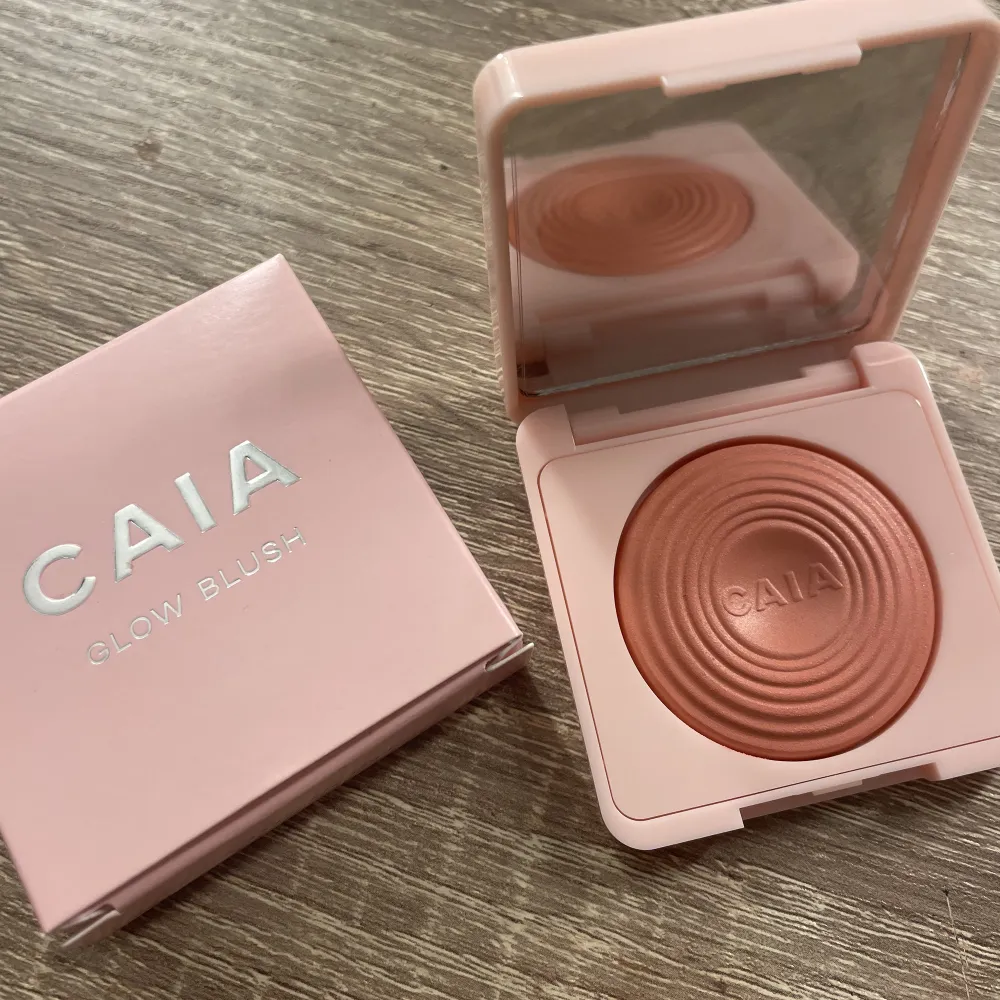 säljer min helt OANVÄNDA Caia glow blush i färgen Peach Sorbet💗 nypris: 265kr. Accessoarer.