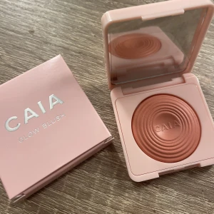 caia glow blush  - säljer min helt OANVÄNDA Caia glow blush i färgen Peach Sorbet💗 nypris: 265kr