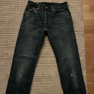 Levi’s 501 Straight Leg - Ett par levis 501 i regular fit som inte riktigt passade mig. Ripped design där fram längs benen. 