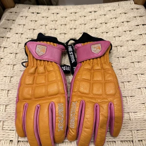 HESTRA handskar - Skidhandskar från HESTRA. Storlek 7. Modell: Henrik Windstedt Pro Model. Nypris 1299 kronor. Väldigt fint skick!