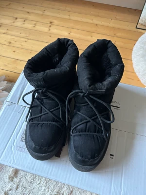 Inuikii liknande skor - Svarta, gott skick. Storlek 41 men passar 40