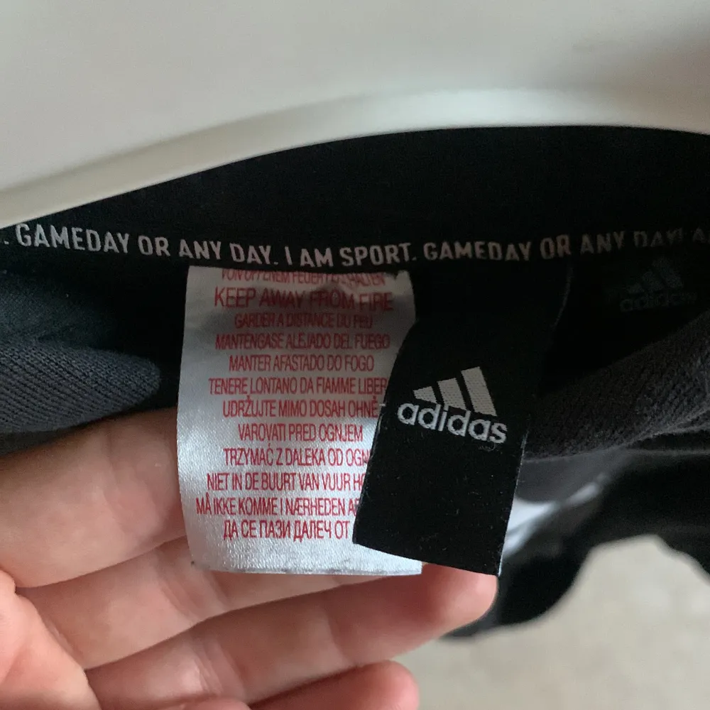 Adidas hoodie i bra skick säljes pga att den är för  liten . Hoodies.