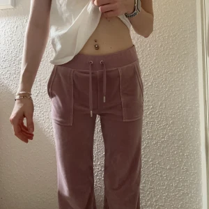 Juicy couture  - Jättefina juicy couture byxor köpta på Plick, men matchade ej min kofta.. Därav säljer jag dem nu. Dem är i fint skick men har en liten fläck längst ned på benet (se bild 3).  Om ni har några frågor eller funderingar är det bara att skriva 🫶 
