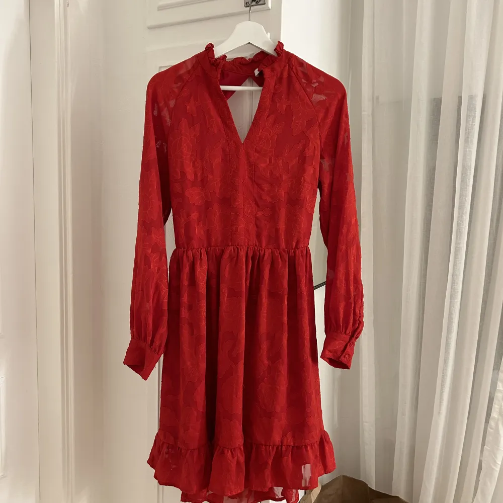 Säljer denna jättefina röda klänningen med öppen rygg, resår längt ner i öppningen och knyte i mitten❤️perfekt till jul. Klänningar.
