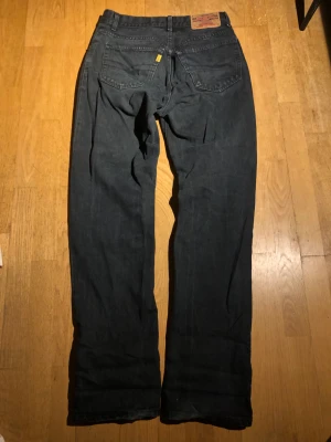 Svarta Crocker Jeans  - Svarta Jeans, lite slitna längst ned men annars inga håll eller sånt. Har inte varit jätteanvända. Pösiga men sitter bra i midjan 