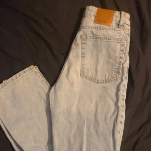 Jeans från bikbok - Hej jag säljer mina jenas från bikbok eftersom jag växt ur dom, dom är högmidjade☺️Fint skick