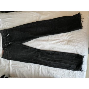 Acne jeans - Gråa Acne jeans från kollektionen Blå konst. Felfria