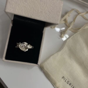 Pilgrim ring🤍 - Super snygg ring från pilgrim, justerbar och i bra skick💘
