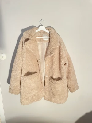 Teddy jacka - Jättefin Teddy jacka. Den har lite fläckar men de går säkert bort i tvätten därför billigare pris.