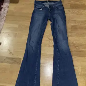 Utsvängda jeans som tyvärr inte passar, stl 24!