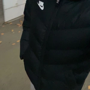 Nike jacka -  1 år gammal, andvänts ca 20 ggr. Inte sönder nånstans och är i bra skick . Säljs pga att den är lite liten i armarna för min smak.  Köpt ny för runt 1000kr i storlek M. Priset går att diskutera på jackan och även på mina andra klädesplagg på mitt konto.