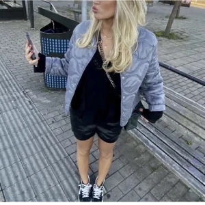 Mango jacka  - Säljer min jättte fina jacka ifrån mango🥰