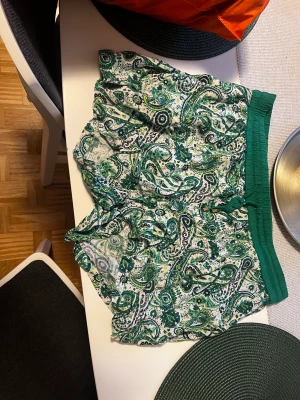 Gröna shorts - Ett par sköna shorts i storlek M och är ifrån Lindex. Byxorna är i användt skick men det finns inga skador eller liknande ❤️ 100% viskos