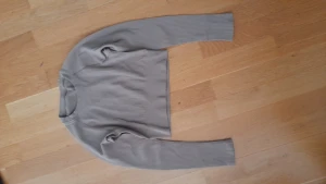 Träningskläder, tights, sportbh och tröja - Träningskläder säljes. De är I bra skicka.  Bild 1. Nästan helt oanvända topp från Stadium. Mycket fint skick. Storlek XS.  Bild 2+3. Träningsset från Stadium. Bra skick. Använd några få gånger bara. Storlek XS/S.