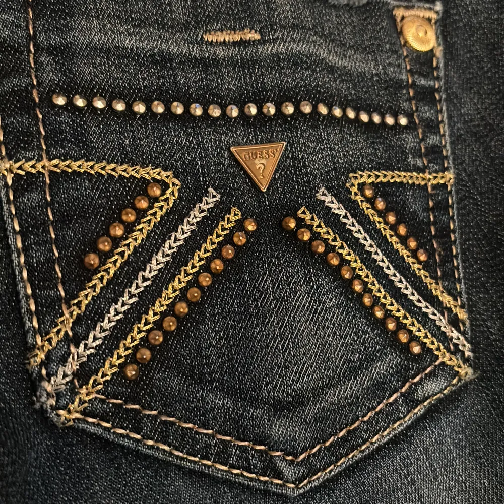 Fina jeans från guess( låg midja) köpta för 1100 men säljer nu då dem är lite stora och har varit det. Defekter förekommer på benen längst ner ( se bild 1) pris kan absolut förhandlas om vid ett snabbt köp🫶🏻. Jeans & Byxor.