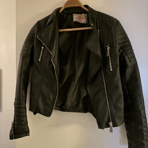 chiquelle skinnjacka - chiquelle skinnjacka i svart, storlek 40! 