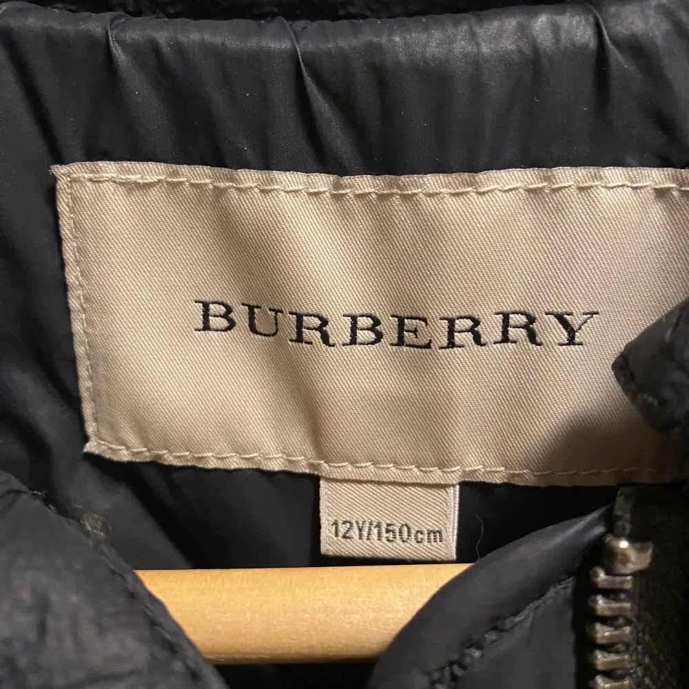 Säljer jag en Burberry jacka i gott skick. Storlek är för 12 åringar. Fråga gärna om ni har några funderingar.. Jackor.