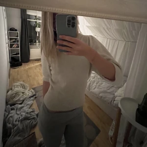 Trekvarts tröja - Stickad skön tröja perfekt till vintern. Lite nopprig därav priset🤍