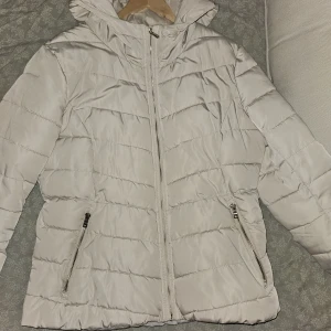 Vinterjacka - Superfint puffjacka från only i mycket bra skick!💗Skulle säga att den är liten i storleken och passar mer s/m - jag på bild brukar bära xs/s för referens! Går att få fri frakt🫶