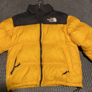 The North Face 1996 retro - Snygg och varm jacka med väldigt bra kvalitet och har hållt bra men säljer då jag växt ur den.  Nypris: 3100kr Storlek: M