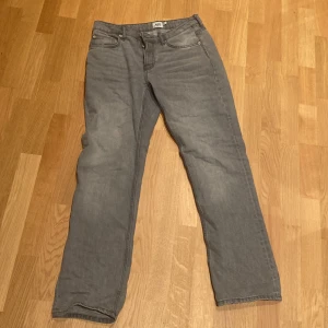 Grå lågmidjade jeans  - Säljer dessa går lågmidjade jeans från lager157, säljer för att det ej kommer till användning😊