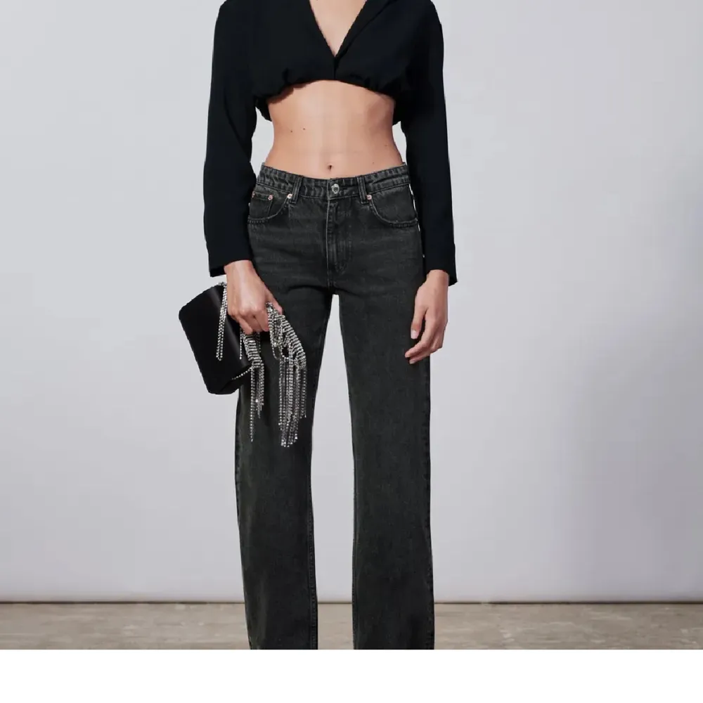 Mid waist straight jeans från zara, super fina ❤️ köparen står för frakt. Jeans & Byxor.