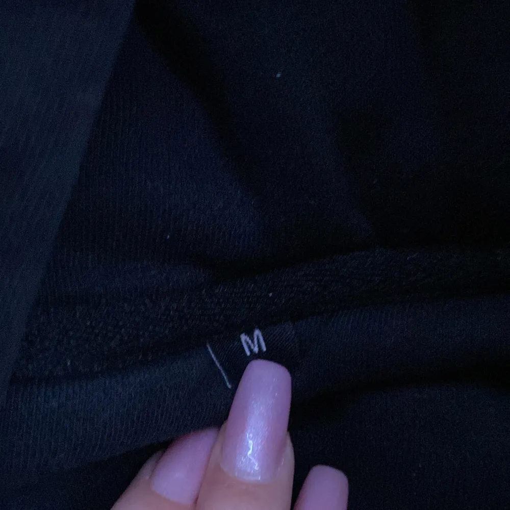 Hej säljer en svart dirtcült hoodie med rosa text. Storlek M men är är som en liten M. Använd fåtal gånger mest legat i min garderob ett bra tag. Nypris 900kr säljer för 400. Pris kan diskuteras och köpare står för frakten. . Hoodies.