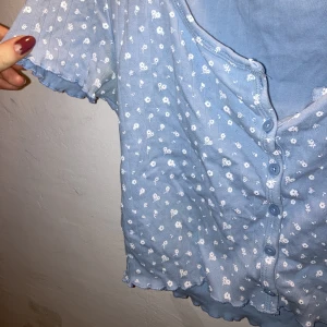 Blommig tröja - Så gullig cardigan-tröja med blommor och knappar! Använd men i bra skick, pris kan diskuteras!🎀