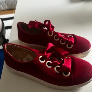 Ett par röda sneakers ifrån märket Gabor och är i storlek 37. Det är i bra skick med fåtal synliga skador. Skorna är bekväma och bra i storlek❤️ Nypris:  cirka 1000kr