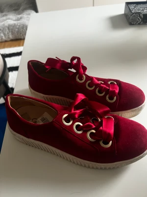 Röda sneakers - Ett par röda sneakers ifrån märket Gabor och är i storlek 37. Det är i bra skick med fåtal synliga skador. Skorna är bekväma och bra i storlek❤️ Nypris:  cirka 1000kr