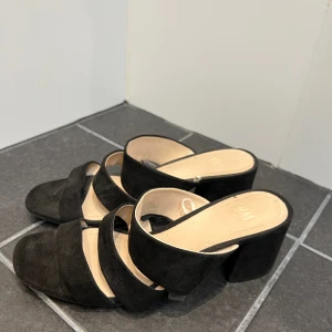 Klackar från H&M - Klackar med remmar. Välanvända. Storlek 36. 50:- ex frakt. 