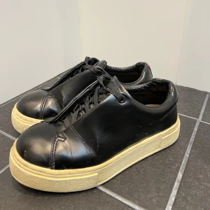 Eytys Doja i skinn - Eytys i modellen Doja i skinn. Välanvända. Storlek 35. 150:- ex frakt. 